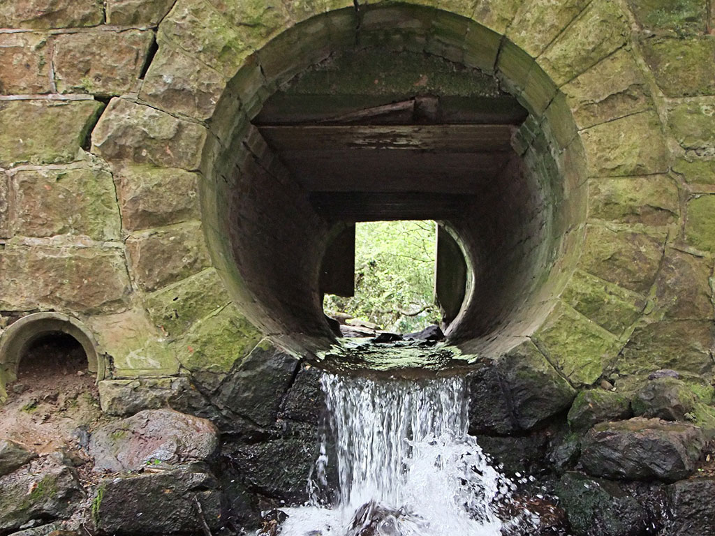 Wasser in Kanalleitungen